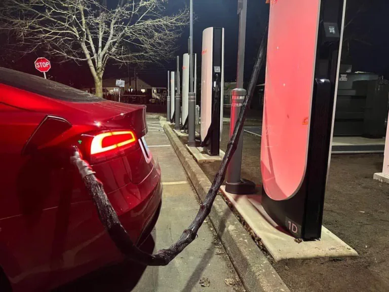 Tesla renforce la sécurité avec le dispositif anti-vol DyeDefender sur les câbles de Supercharger