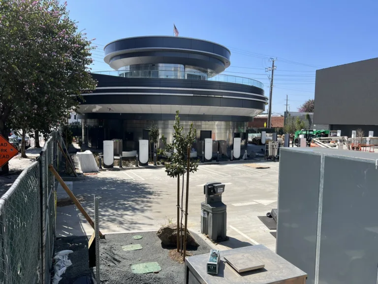 Tesla diner : Premiers essais du supercharger installé