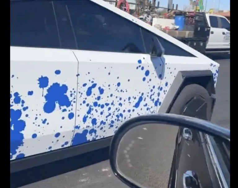 Vidéo incroyable d’un Cybertruck avec un rouleau à peinture sur le toit