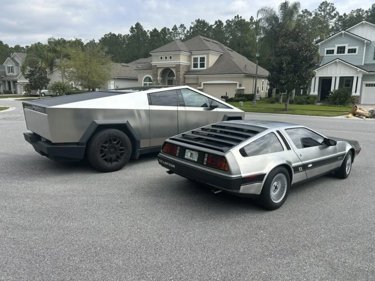 Tesla Cybertruck vs DeLorean DMC-12 : Une Rencontre Épique entre Futur et Passé (2025)