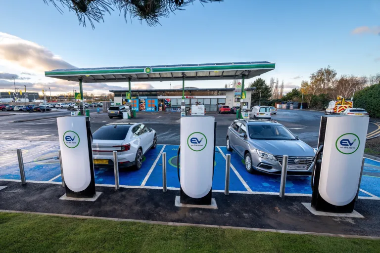 EG On The Move Ouvre Plus de 100 Bornes de Superchargeurs V4 à Travers l’Europe avec Tesla