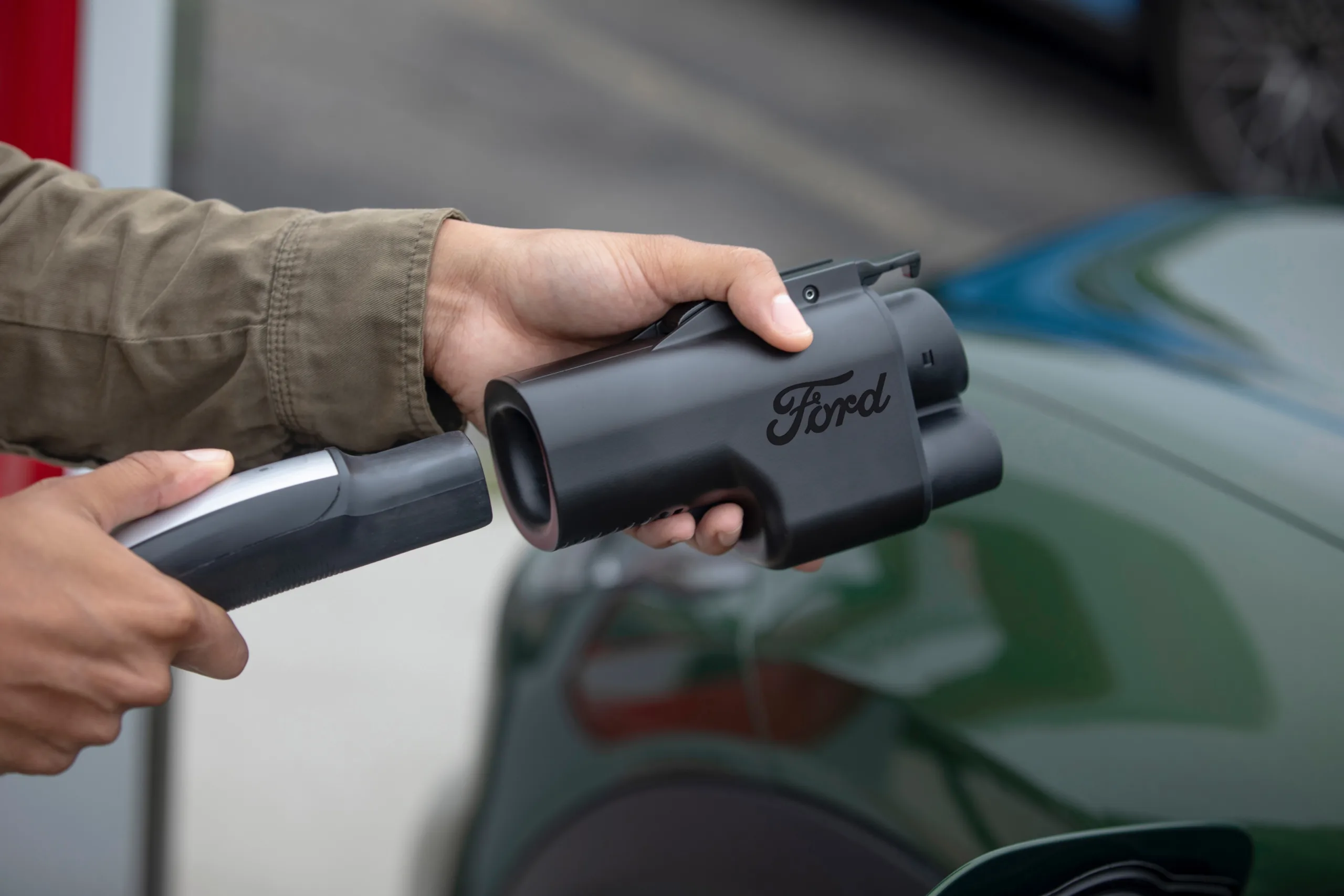 Connecteur de recharge Ford branché sur un véhicule électrique Ford