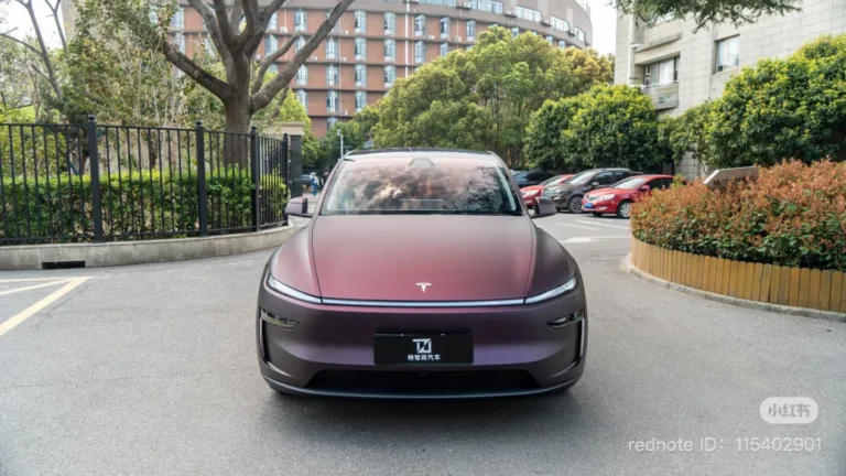 Photo incroyable d’un covering Satin Purple sur la nouvelle Tesla Model Y