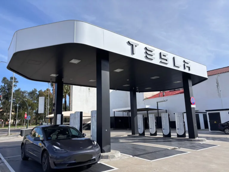 Station Superchargeur Tesla sous un auvent à l'enseigne Tesla