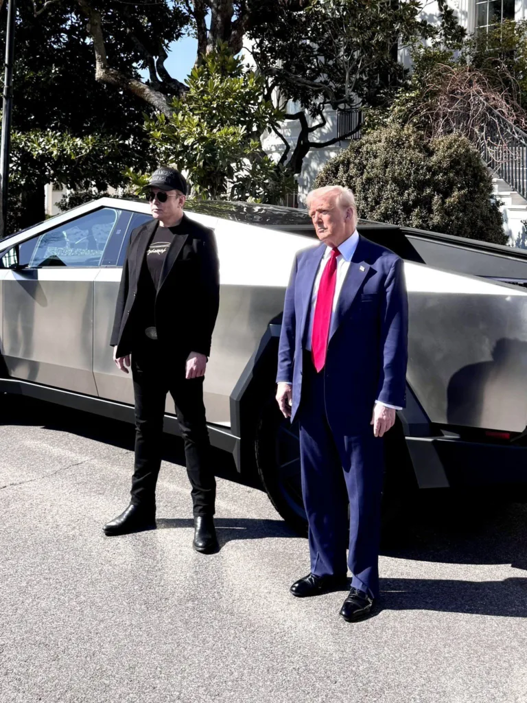 Trump qualifie la violence contre les showrooms Tesla de « terrorisme domestique » : une décision qui fait débat