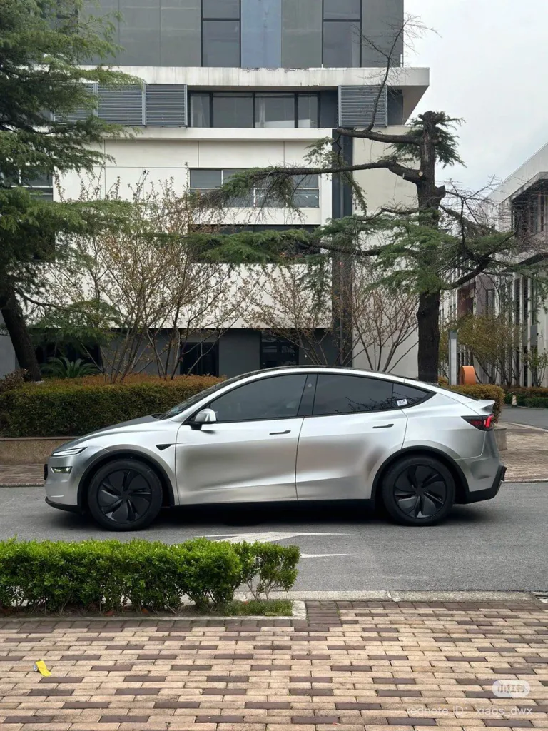 Le Nouveau Tesla Model Y en Satin Argenté : Un Éclat de Modernité sur le Marché