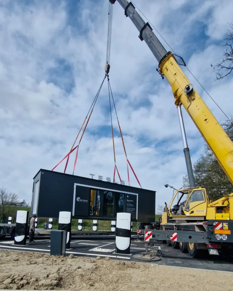 Un supercharger Tesla s&rsquo;équipe d&rsquo;un lounge BK World pour améliorer l&rsquo;expérience de recharge