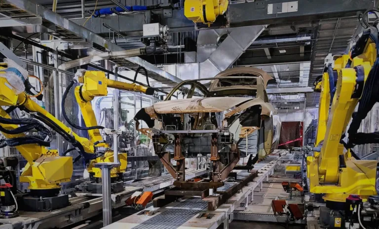 Tesla ouvre les portes de son usine pour montrer une fin de production entièrement autonome
