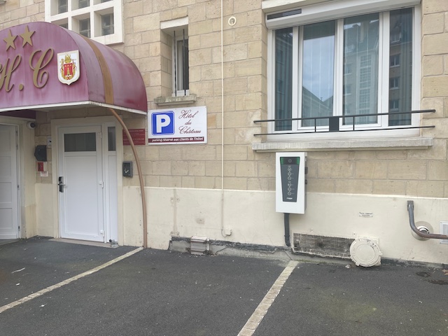 L’Hôtel du Château à Caen : Un Établissement Écoresponsable avec Bornes de Recharge Accessibles à Tous