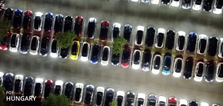 Plusieurs milliers de propriétaires de Tesla se réunissent pour un lightshow spectaculaire