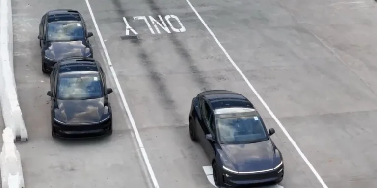 Vidéo d&rsquo;une Tesla qui se gare en autonomie à Giga Texas
