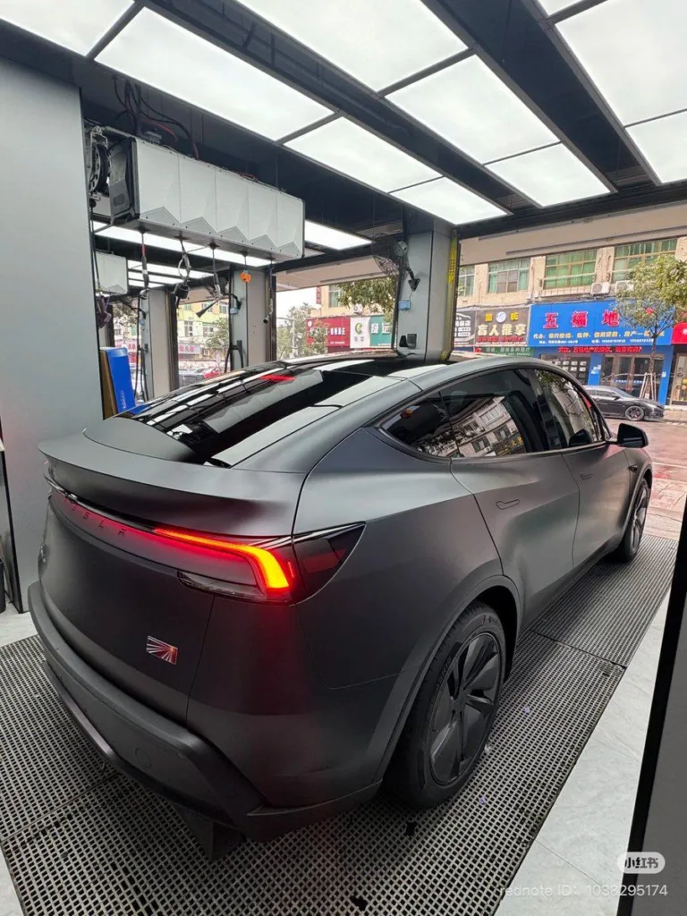 Photo incroyable d&rsquo;une Tesla Model Y en Satin graphite