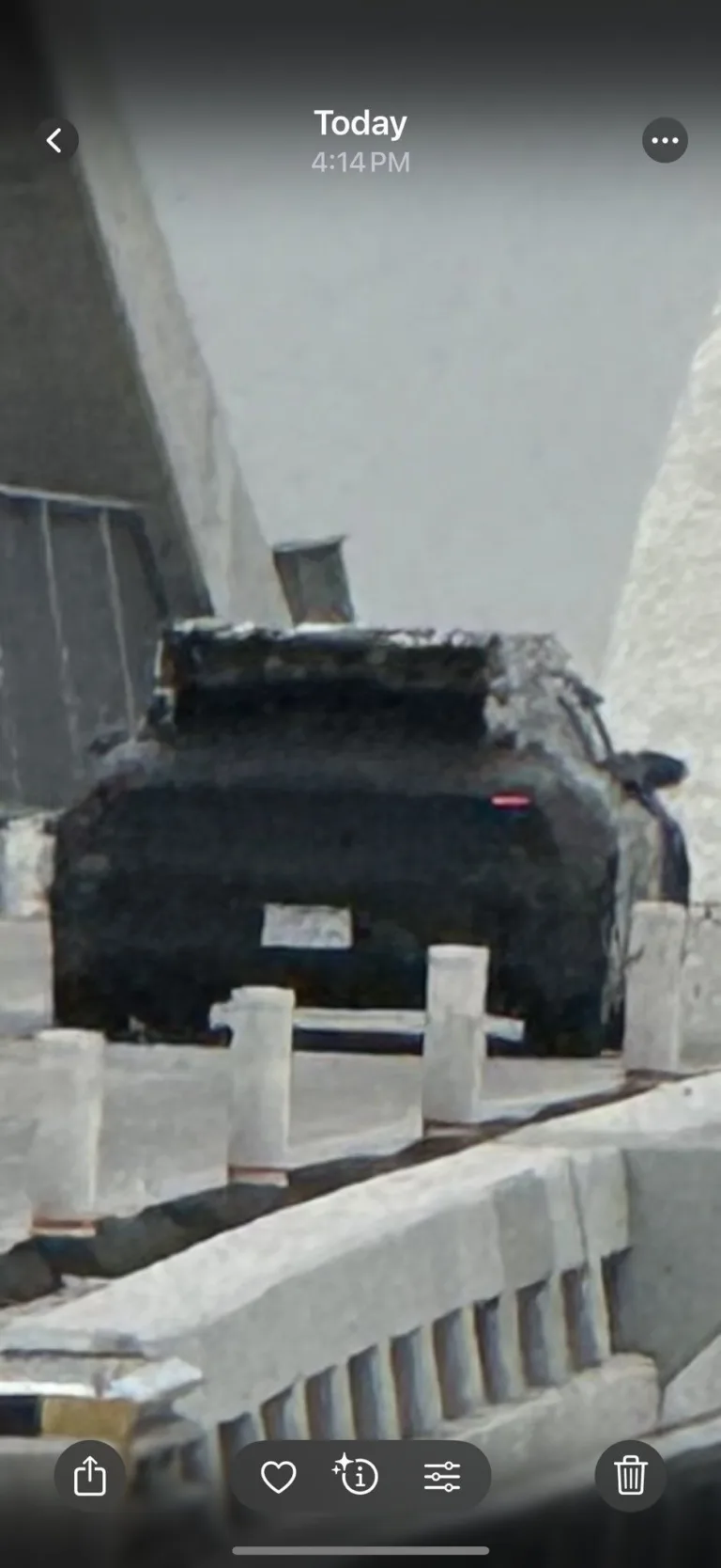 Spyshot d’un nouveau modèle Tesla camouflé : Spéculation sur le design