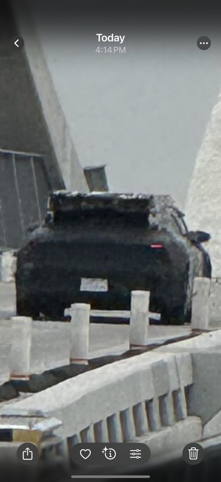 Spyshot d’un nouveau modèle Tesla camouflé : Spéculation sur le design