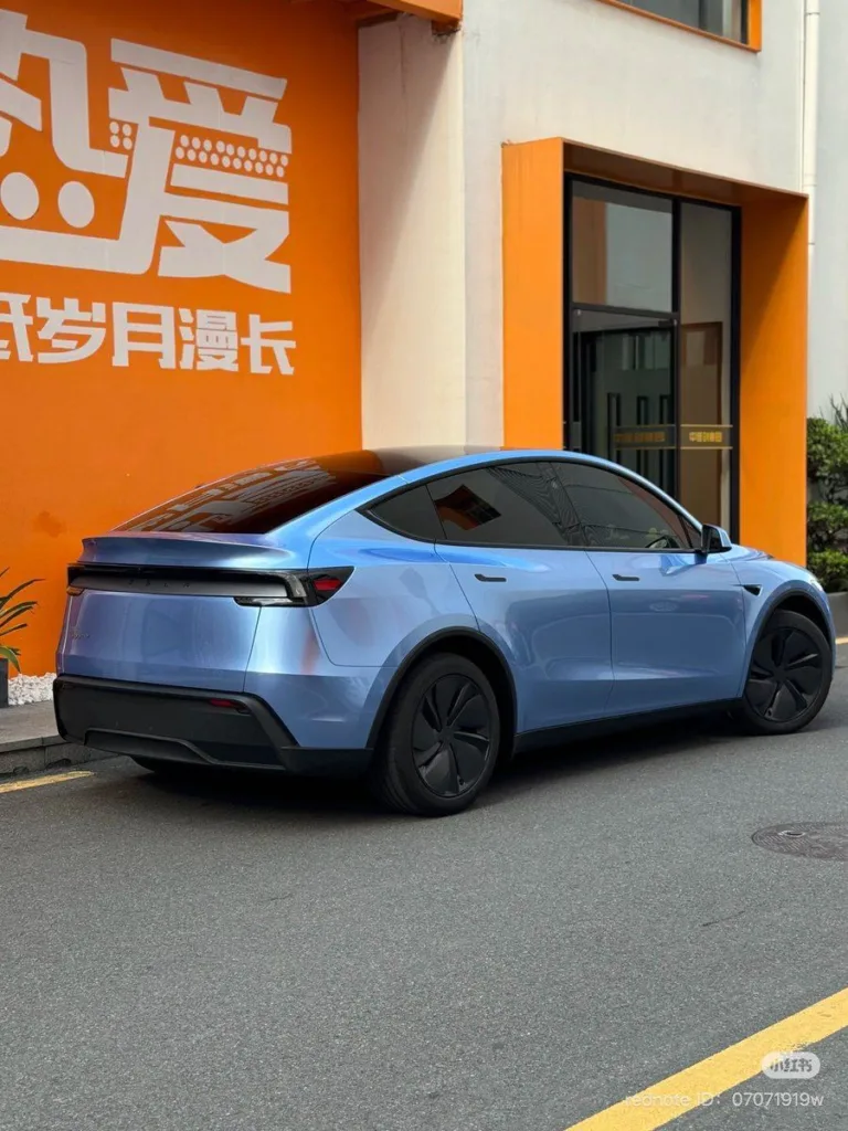 Le Nouveau Tesla Model Y en Bleu Métallique : Élégance et Innovation