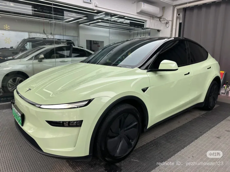 Nouveautés de la Tesla Model Y : Découvrez l&rsquo;Élégance du Lemon Frost avec Suppression des Montants