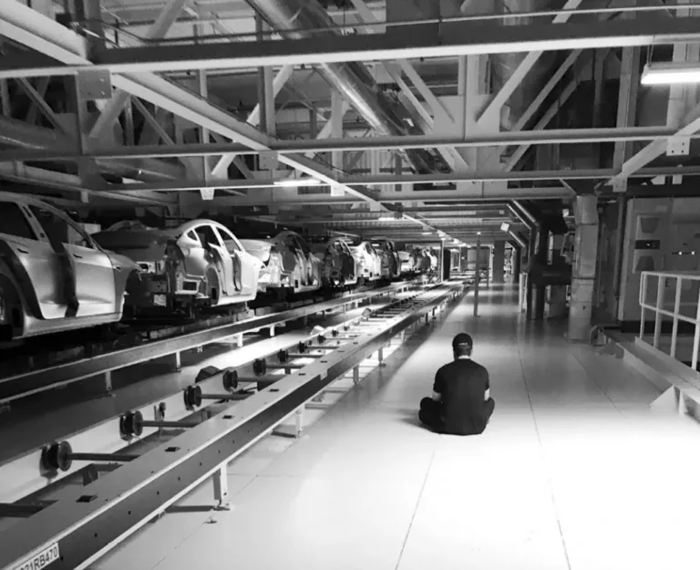 Elon Musk en Mode « CEO en Temps de Guerre » : Une Implication Totale Chez Tesla et Au-Delà