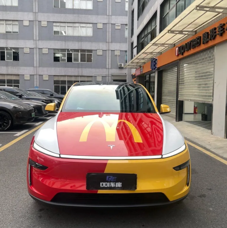 Photo improbable d’une Tesla Model Y aux couleurs de McDonald’s