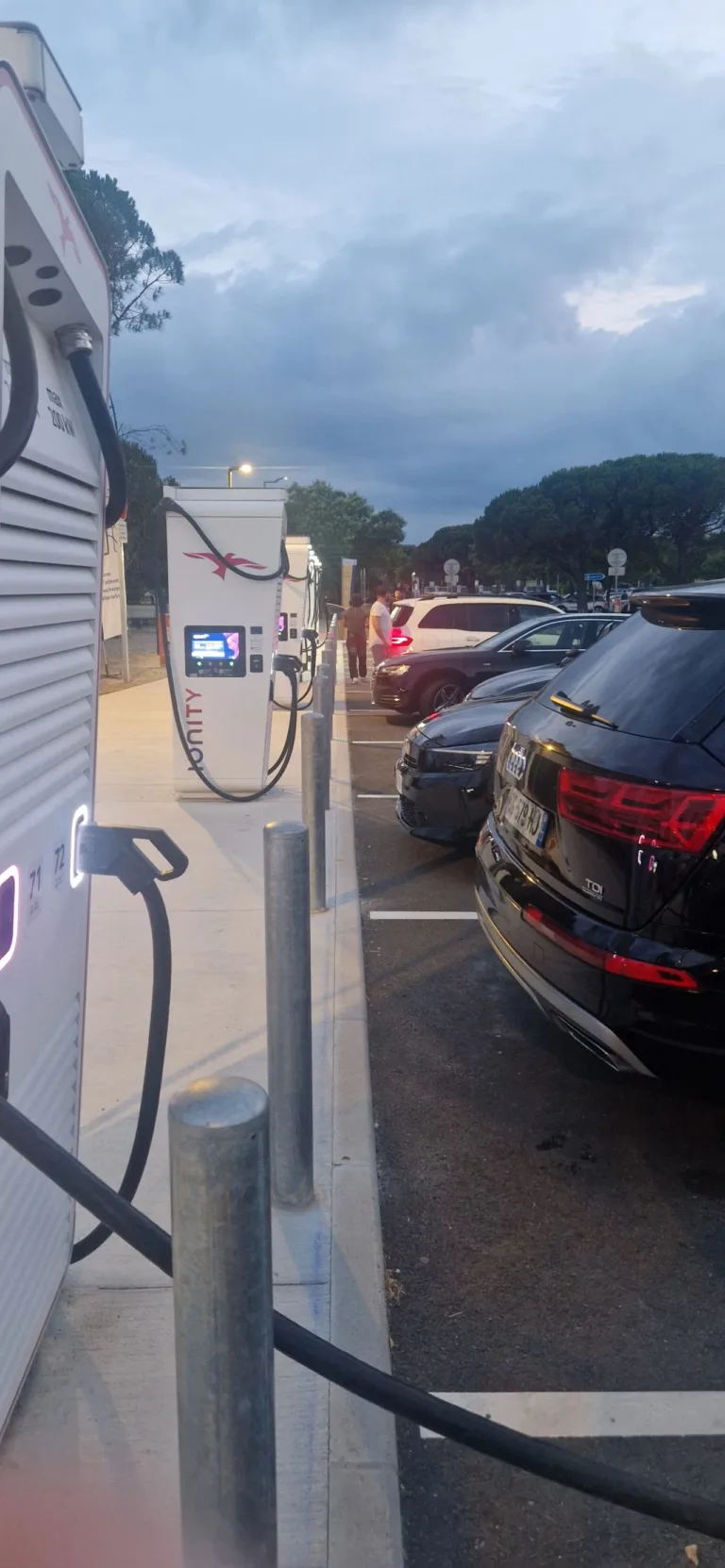 « Il y a encore du boulot pour changer les mentalités », un propriétaire de véhicule électrique dénonce le squat des bornes