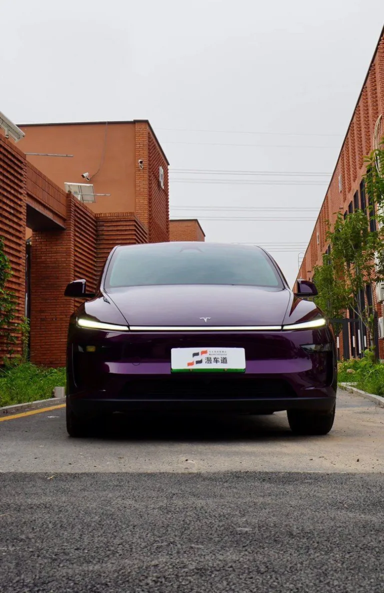 Le modèle Y fait sensation avec sa nouvelle couleur « Liquid Purple »