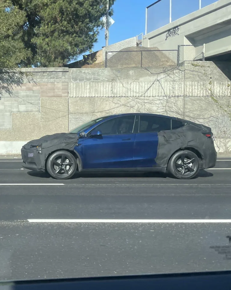 Nouvelle version plus abordable de la Tesla Model Y aperçue en Californie