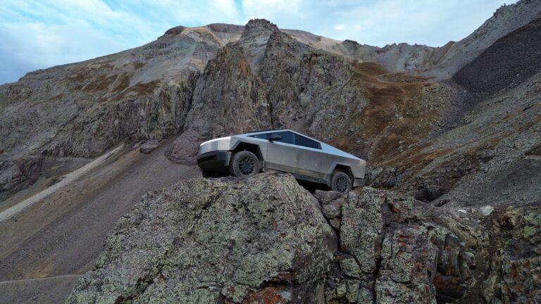 Cette mise à jour Tesla offre au Cybertruck la conduite autonome supervisée
