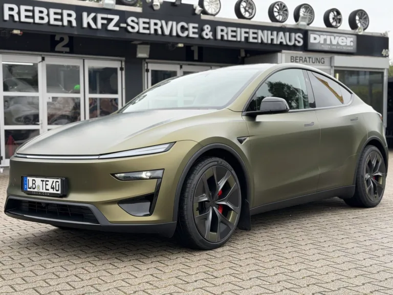 Nouveau Tesla Model Y Performance avec un covering Satin Khaki