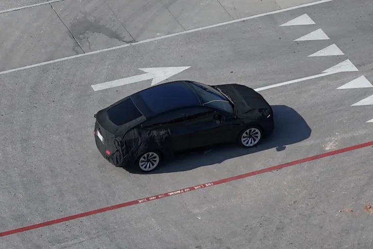 Nouveau Prototype Camouflé de Tesla : Vers un Modèle Y Plus Abordable ?