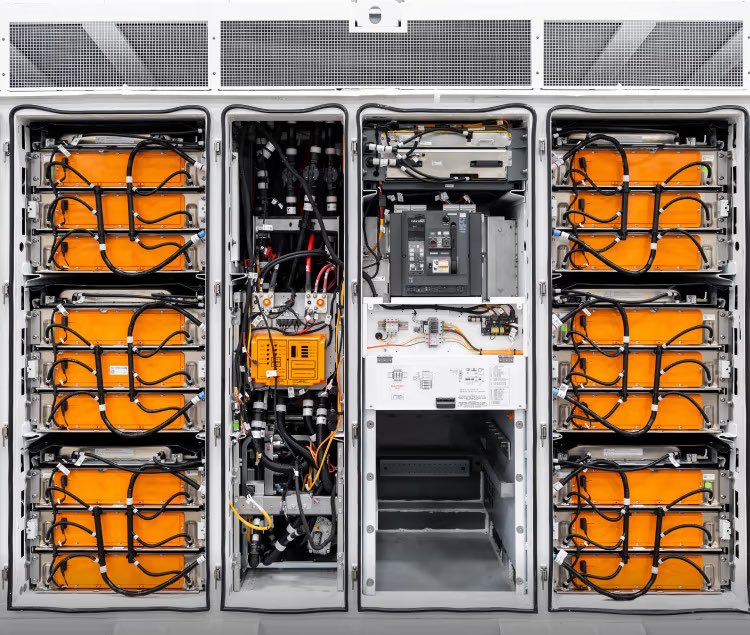 L’intérieur d’un Tesla Megapack : comprendre les composants et le fonctionnement d’une batterie géante