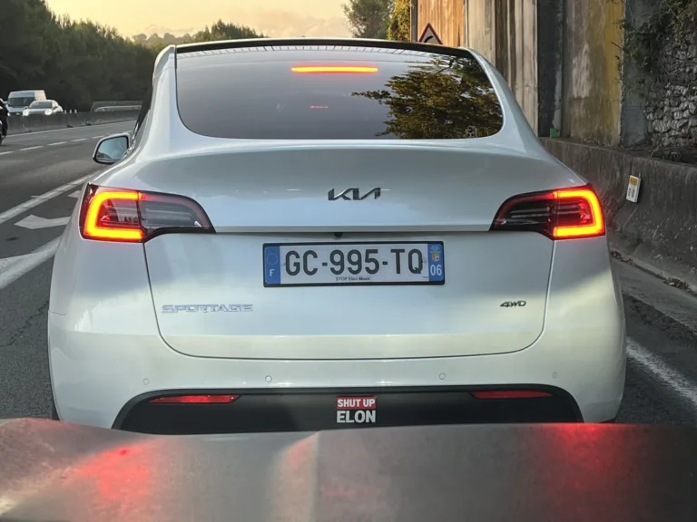 Il transforme sa Tesla en Kia Sportage : la nouvelle mode des logos détournés