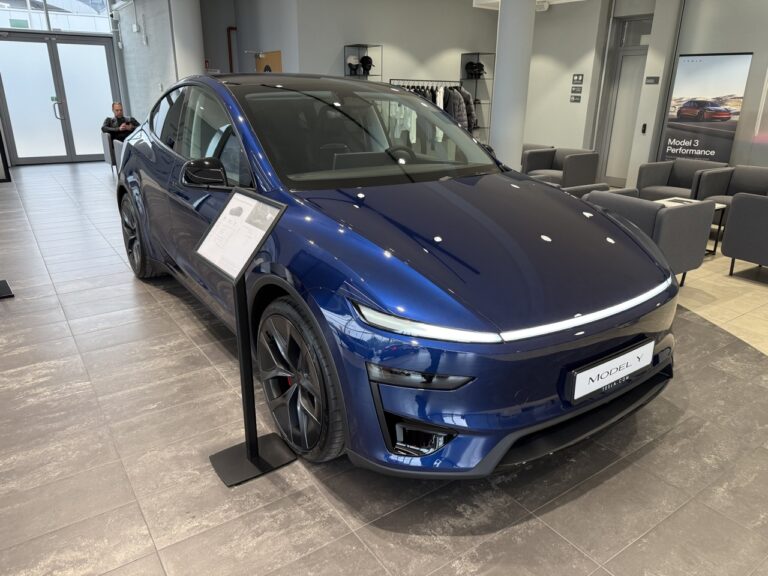 Découverte de la Model Y Performance en Deep Blue Metallic