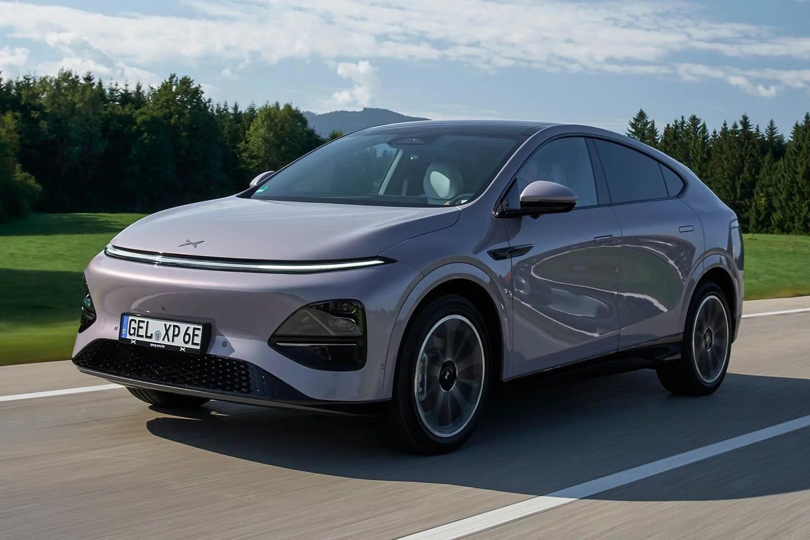 XPeng G6 grise sur une route