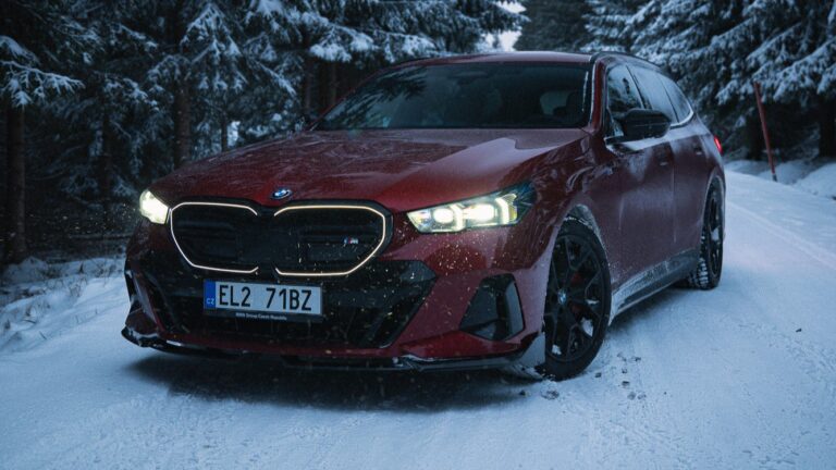 Tesla Model 3 vs BMW i5 Touring — comparaison complète (performances, autonomie, coût, confort)