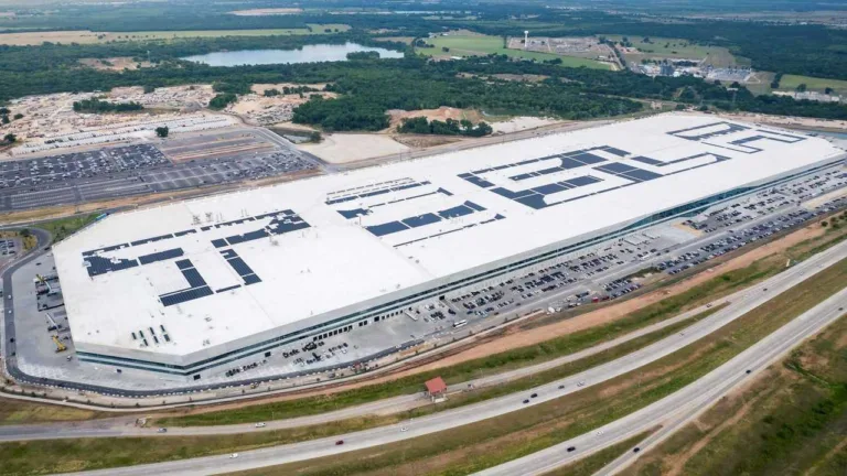 Toit de la Gigafactory Tesla d'Austin, au Texas, couvert de panneaux solaires