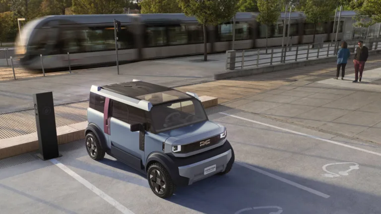 Un designer automobile fait la critique du Dacia Hipster