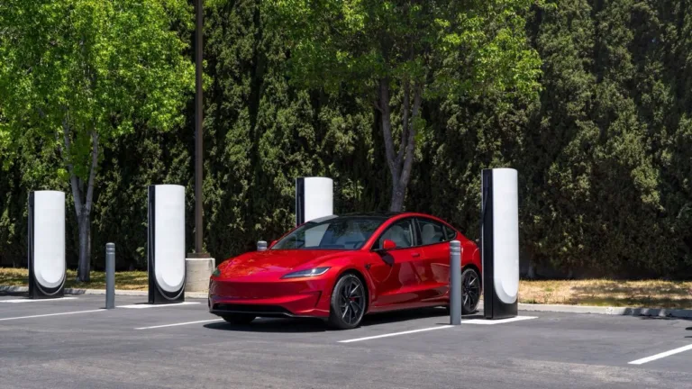 Le Réseau de Superchargeurs de Tesla Atteint de Nouveaux Sommets