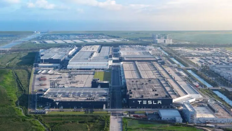 Tesla intensifie sa production à Giga Shanghai : Qu&rsquo;attendre pour le quatrième trimestre 2025 ?