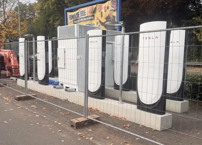 Voici le secret de Tesla pour installer rapidement ses superchargers