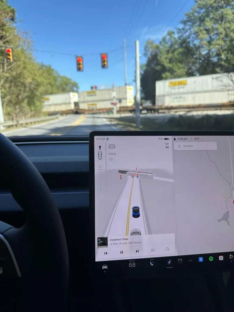 Nouveau : Sa Tesla reconnaît le train devant lui sur l&rsquo;écran central