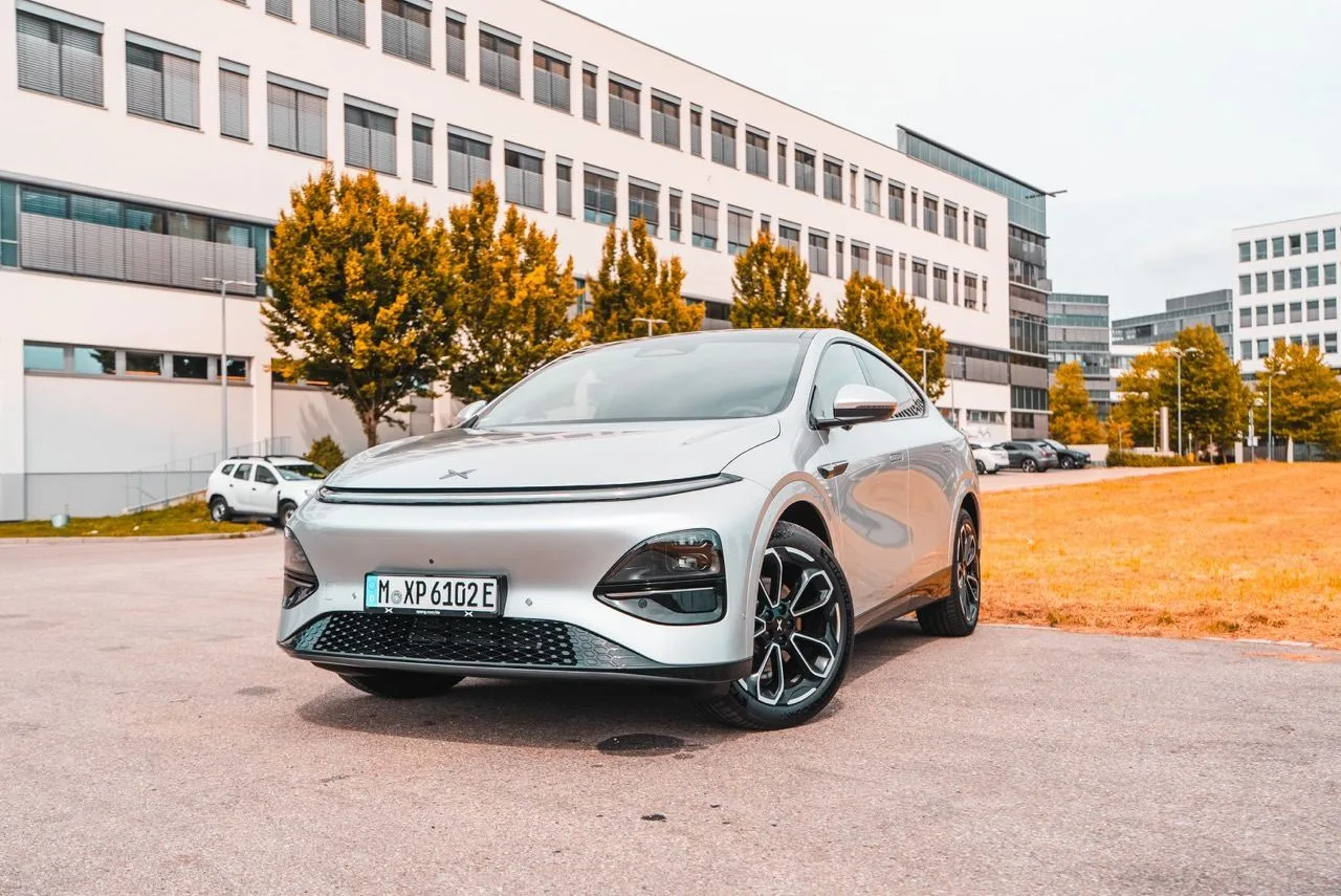 XPENG G9 grise garée devant un immeuble de bureaux