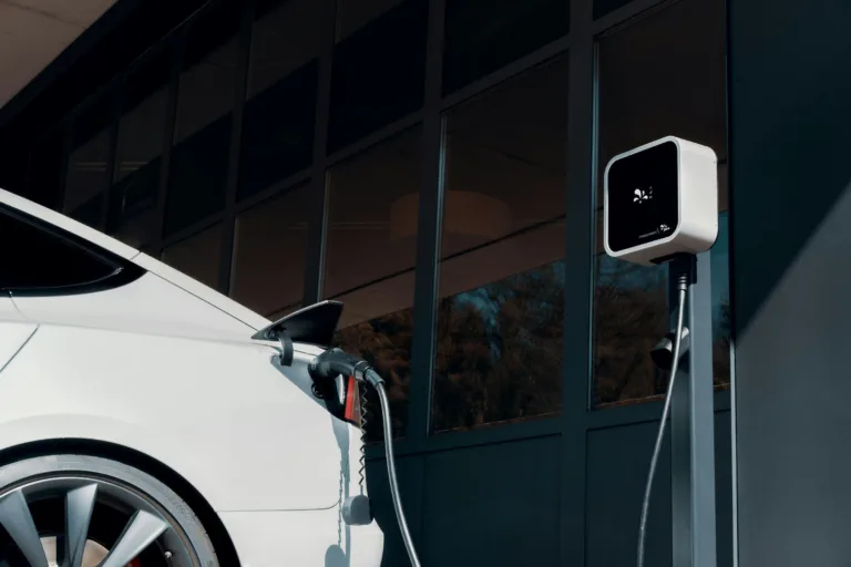Recharge à domicile : comment les Français économisent et vivent mieux avec leurs voitures électriques