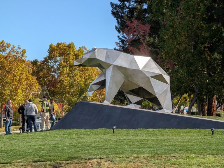 L’apparition de la statue « Cyberbear » : Un hommage à l’innovation chez Tesla
