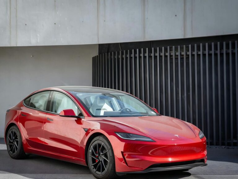 L’augmentation de la popularité du Model 3 Performance Ultra Rouge avec roues Warp de 19 pouces