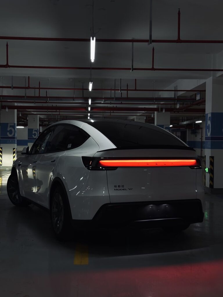 Exploration du Nouveau Design Intérieur Gris Clair de la Tesla Model Y L