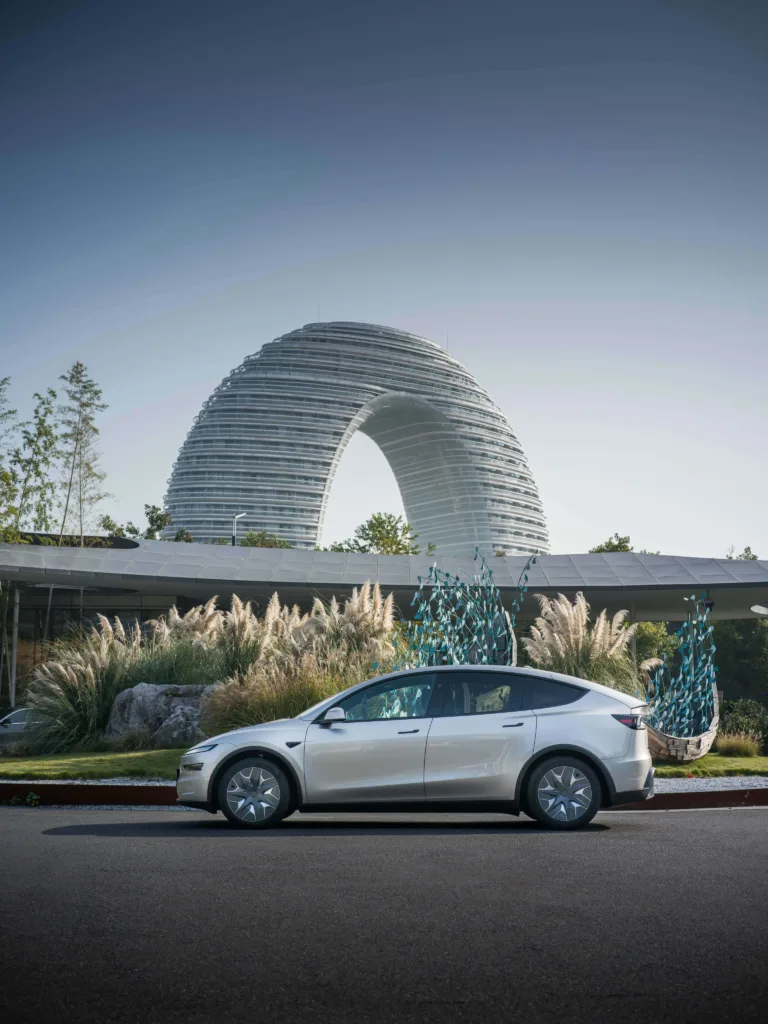Le Toit Étoilé de la Tesla Model Y L : Une Révolution Esthétique et Pratique