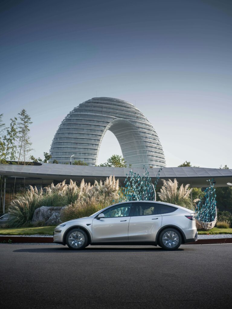 Le Toit Étoilé de la Tesla Model Y L : Une Révolution Esthétique et Pratique