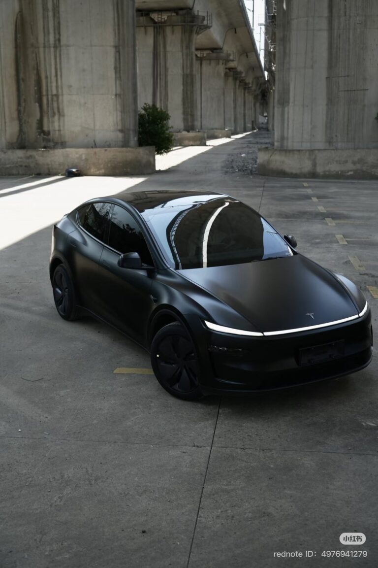La spectaculaire Tesla Model Y noir satiné – Une nouvelle ère en matière de style et de design