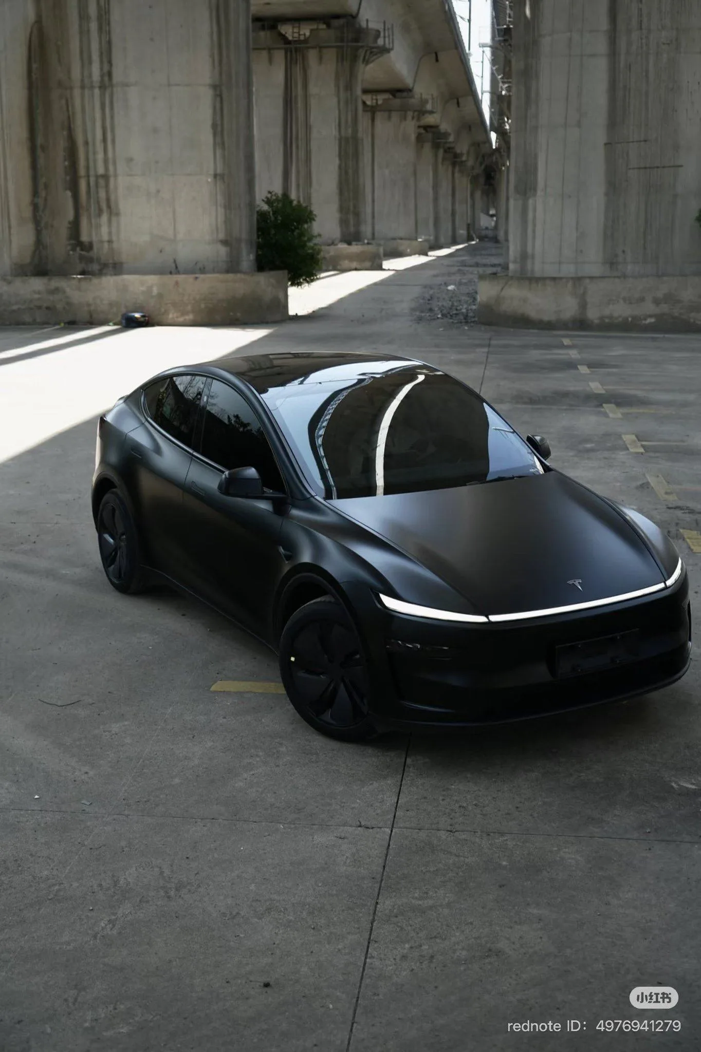 Tesla Model Y noir satiné vue de trois quarts avant