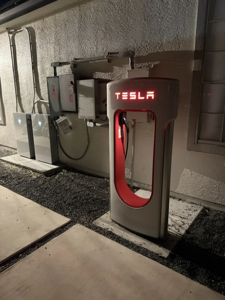 Il installe un petit Supercharger Tesla dans son garage