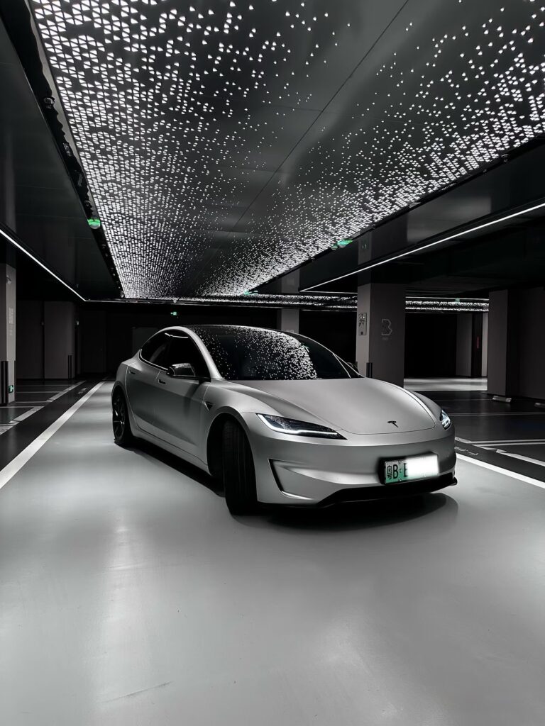 Photos inédites : Le Model 3 Performance en couleur Quicksilver, le combo ultime pour une Tesla !